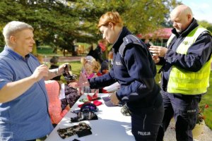 Policjantka tłumaczy działanie alkogogli