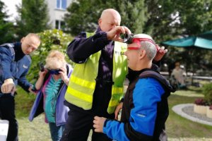 Policjant &quot;drogówki&quot; pomaga mężczyźnie założyć alkogogle