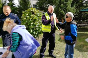 Policjant przebija &quot;piątkę&quot; z testującym alkogogle mężczyzną