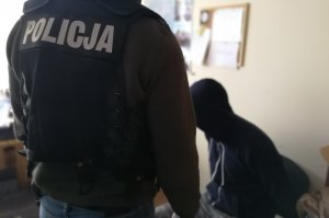 Policjant pilnuje &quot;właściciela&quot; narkotyków