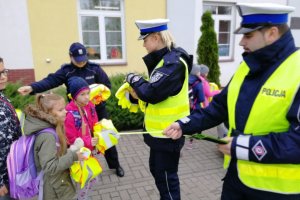 Policjanci rozdają odblaski