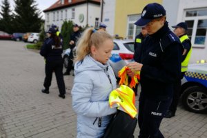 Policjantka przekazuje ważne informacje o bezpieczeństwie uczennicy szkoły