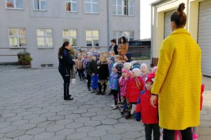 Policjantka prowadzi pogadankę z dziećmi