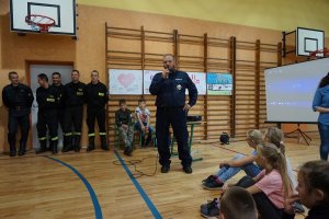 Kierownik dzielnicowych wygłasza prelekcję dla uczniów