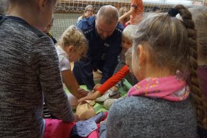 Policjant wspólnie z uczniami bije rekord prowadzenia RKO