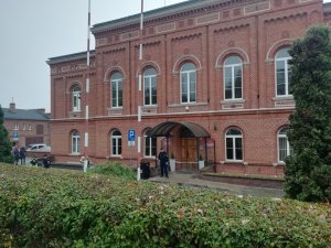 budynek urzędu miejskiego zabezpieczany przez policję