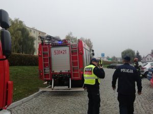 Policjanci koordynujący działania ze strażą pożarną