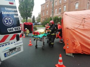 osoby poszkodowane pod opieką ratowników medycznych