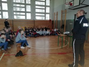 policjant omawiający zagadnienie odpowiedzialności prawnej