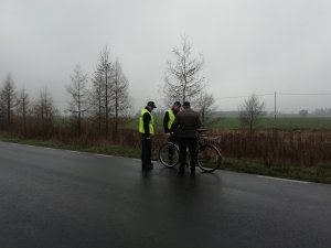 sprawdzanie stanu oświetlenia roweru przez policjantów