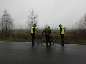 rozmowa policjantów z rowerzystą