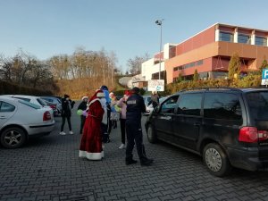 zatrzymany pojazd, podchodzą uczniowie i policjantka