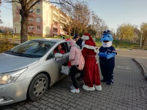 Mikołaj podchodzący do kierowcy