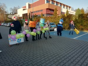 młodzież stojąca z polfinem