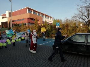 policjantka podchodząca do kierowcy