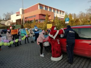 mikołaj stojący przy kierowcy