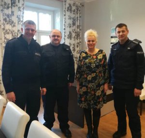 Od lewej stoją na zdjęciu: asp. szt. Paweł Nowicki, asp. szt. Jacek Lutowski, Wójt Gminy Dragacz Dorota Krezymon, nadkom. Jarosław Zdunek