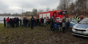 straż pożarna i policja prezentują dzieciom sprzęty służbowe