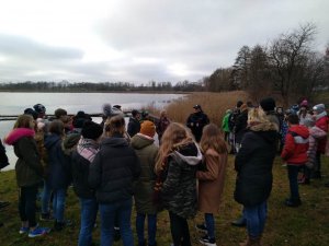 policjantka przedstawiająca młodzieży zasady bezpieczeństwa podczas ferii