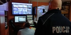 policjant obserwujący monitoring