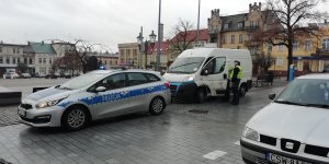 policjanci rozmawiający z kierowcą