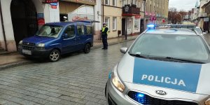 Policjanci kontrolują kierowcę, który popełnił wykroczenie