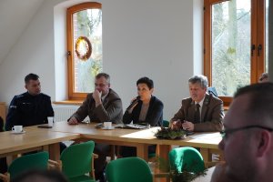 nadleśniczy przemawia do zebranych osób