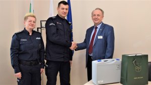 od lewej Kierownik Posterunku Policji w Pruszczu asp.szt. Justyna Głowacka, p.o. Komendanta Powiatowego Policji w Świeciu nadkom. Jarosław Zdunek  Wójt Gminy Pruszcz Dariusz Wądołowski