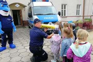 Policjant prezentuje grupie dzieci &quot;Magiczną tubę&quot;