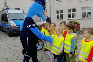 Polfinek przebija &quot;piątki&quot; z odblaskowymi przedszkolakami