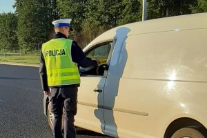 Policjant kontroluje trzeźwość kierowcy osobówki