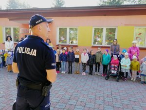 Policjant prewencji prowadzi pogadankę z dziećmi