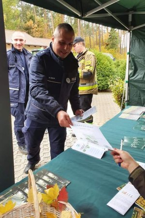 Policjanci odbierają certyfikaty uczestnictwa w sadzeniu lasu