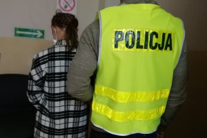 Policjant prowadzi zatrzymaną