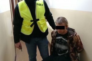 19-letni sprawca trzymany przez policjanta