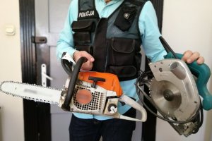 Policjant trzyma w reku odzyskane wlektronarzędzia