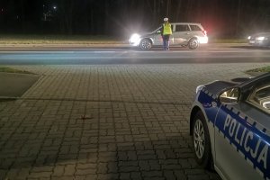 Policjantka kontroluje trzeźwość kierowcy