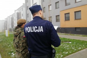 Policjant dzwoni do osoby objętej kwarantanną