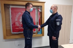 Policjantowi za odpowiedzialną postawę gratuluje Komendant z Chełmna