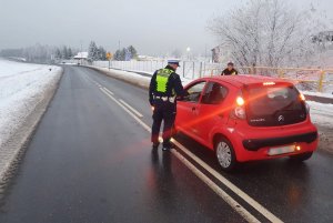 Policjant kontroluje trzeźwość kierowcy