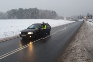 Funkcjonariusze podczas porannej akcji sprawdzają trzeźwość kierowców