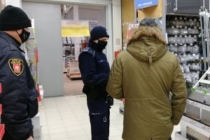 Policjanci legitymują mężczyznę