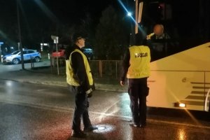 Policjanci poddają badaniu kierowcę autobusu