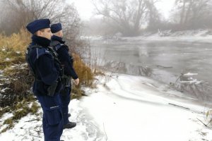 Mundurowi kontrolują miejsca, gdzie mieszkańcy wchodzą na lód