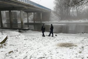 Funkcjonariusze patrolują miejsce zagrożone pod mostem rzeki Wda