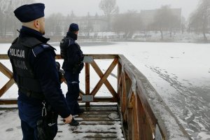 Policjanci zwracają uwagę na miejsca, gdzie mieszkańcy wchodzą na zamarznięty zbiornik