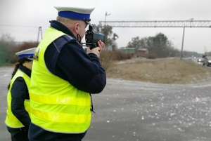 Policjanci podczas mierzenia prędkości kierujących pojazdem