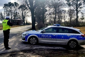 Policjant kontroluje prędkość jadących pojazdów