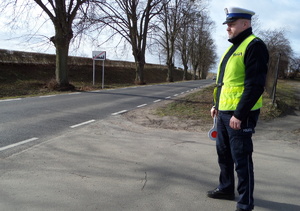 Policjant obserwuje drogę