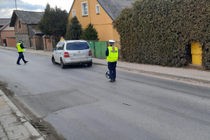 Policjanci pracujący na miejscu zdarzenia drogowego